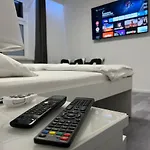 Freshly Renovated Kitchen Wifi Near Duesseldorf Airport