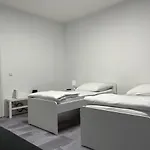 Freshly Renovated Kitchen Wifi Near Duesseldorf Airport Lejlighed *