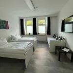 Freshly Renovated Kitchen Wifi Near Duesseldorf Airport * Essen