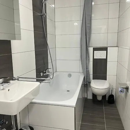 Freshly Renovated Kitchen Wifi Near Duesseldorf Airport *