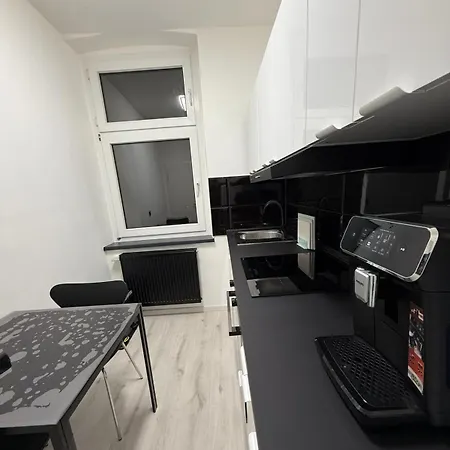 Freshly Renovated Kitchen Wifi Near Duesseldorf Airport * Essen