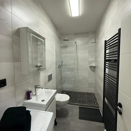 Freshly Renovated Kitchen Wifi Near Duesseldorf Airport Appartement *