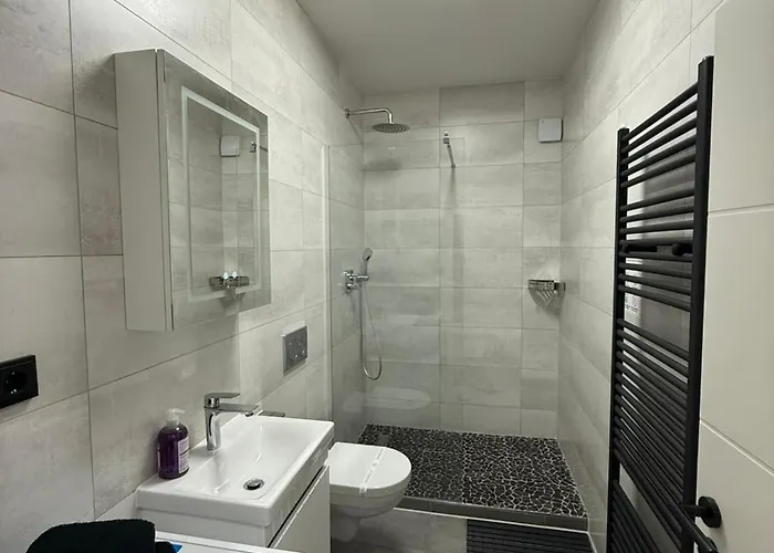 Freshly Renovated Kitchen Wifi Near Duesseldorf Airport Appartamento *