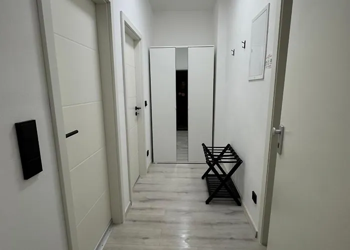 Freshly Renovated Kitchen Wifi Near Duesseldorf Airport Appartamento *